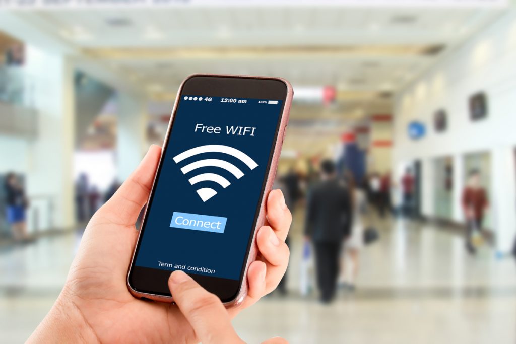 街にはフリーで利用できるwifiもあるが心配もあります