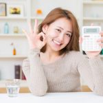 電卓を持つ女性