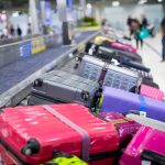 空港内に持つ受け取りコンベアー前